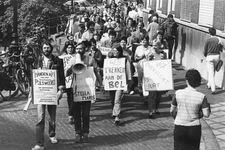405653 Afbeelding van een demonstratie van welzijnswerkers op de Stadhuisbrug te Utrecht tegen de bezuinigingsplannen ...